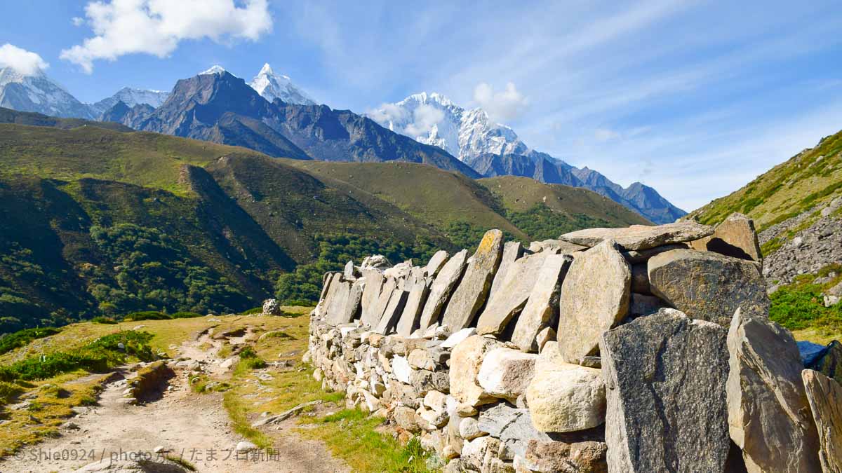 ネパールのタンボチェから見たエベレストとペリチェ