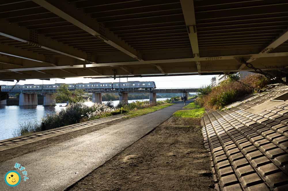 大綱橋下より東横線鶴見川橋梁を走る電車