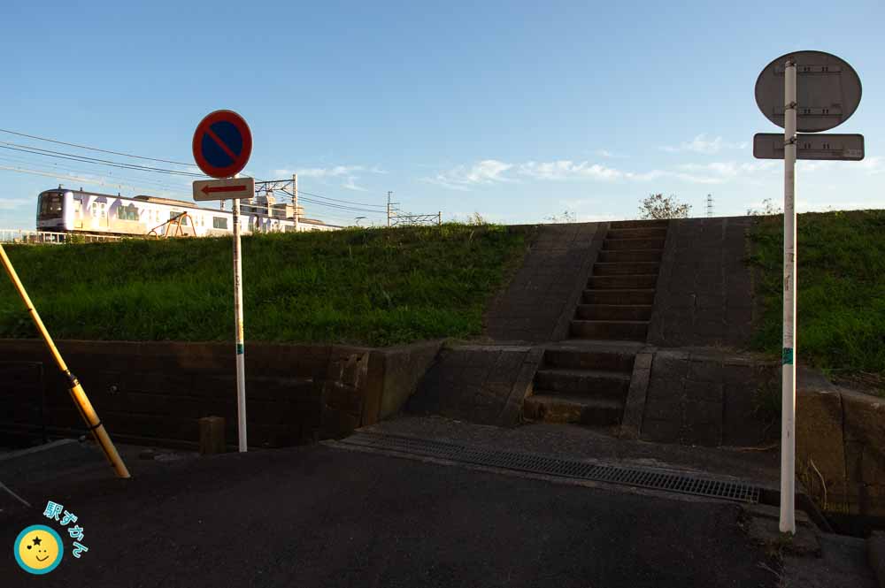 土手越しの鶴見川橋梁