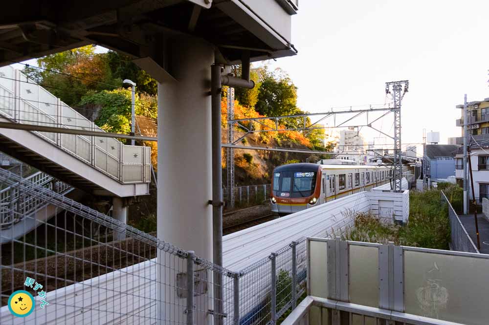 綱島駅を出発する副都心線車両