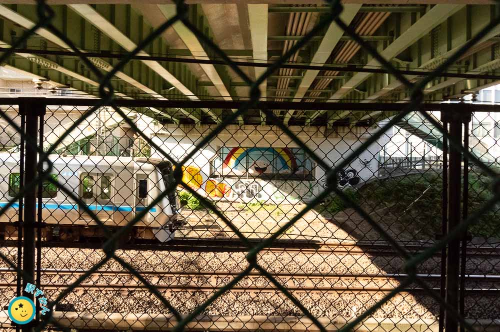 町田駅に近い中央橋下を走る小田急線5000形