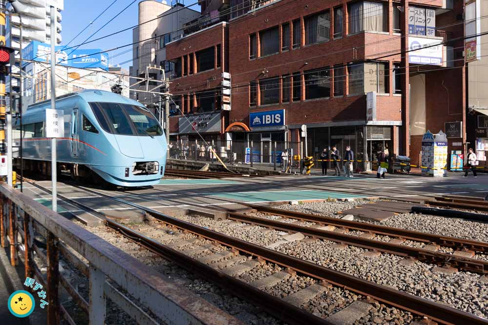 ロマンスカーMSE（60000形）と踏み切り