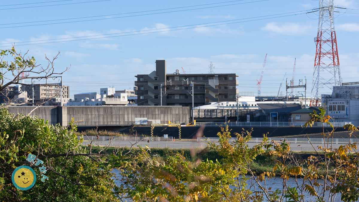 鶴見川を渡る東海道新幹線