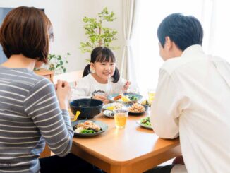 朝食を食べる家族