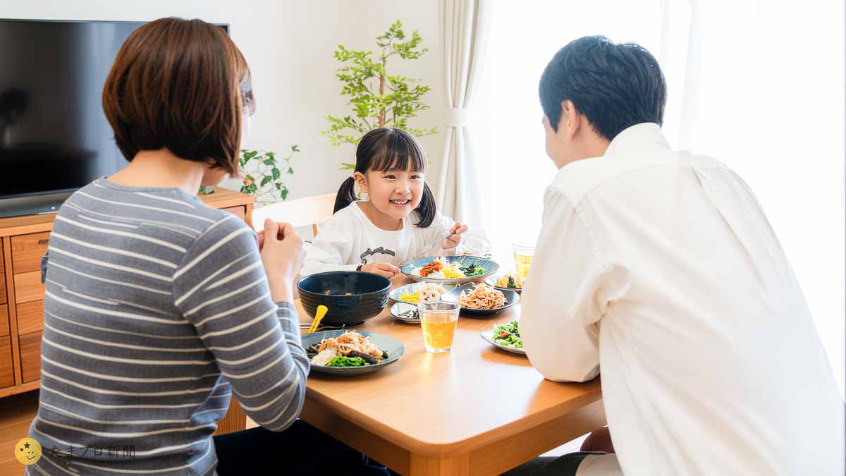朝食を食べる家族