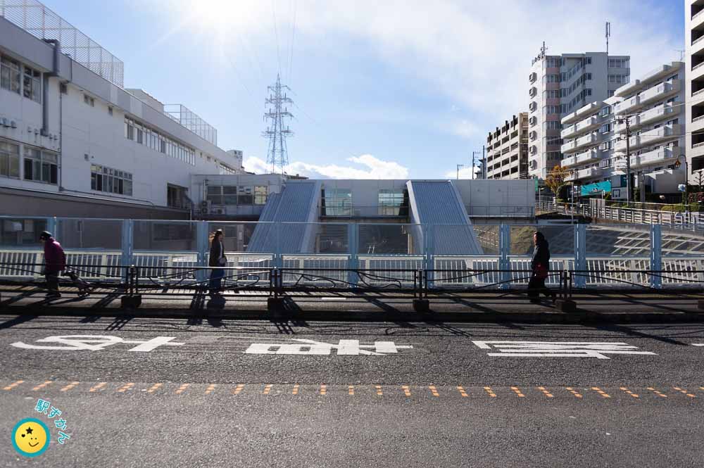 鷺沼駅と跨線道路