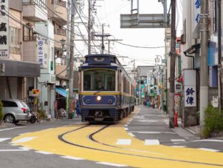 住宅地の併用軌道を走る江ノ電10形