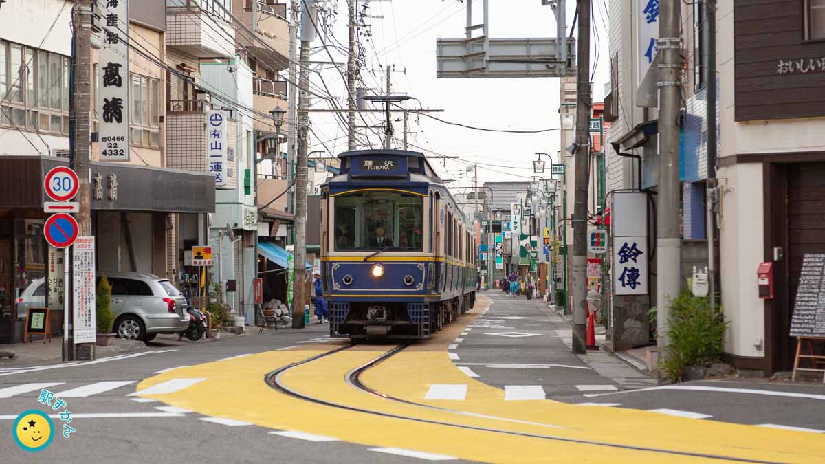 住宅地の併用軌道を走る江ノ電10形