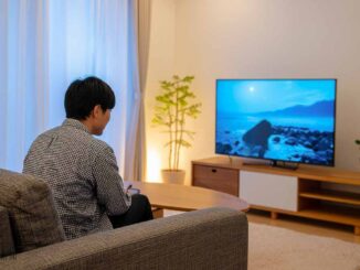 リビングでテレビ視聴する人