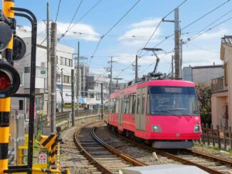 世田谷線の電車と踏切,高井戸駅付近