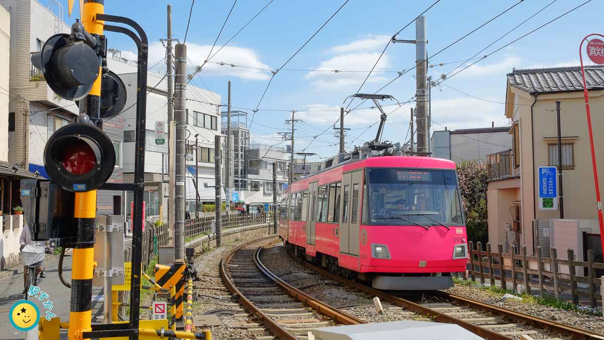 世田谷線の電車と踏切、下高井戸駅付近