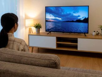 リビングでテレビ視聴する人