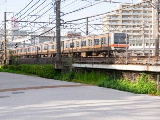 府中本町駅停車中の武蔵野線の電車