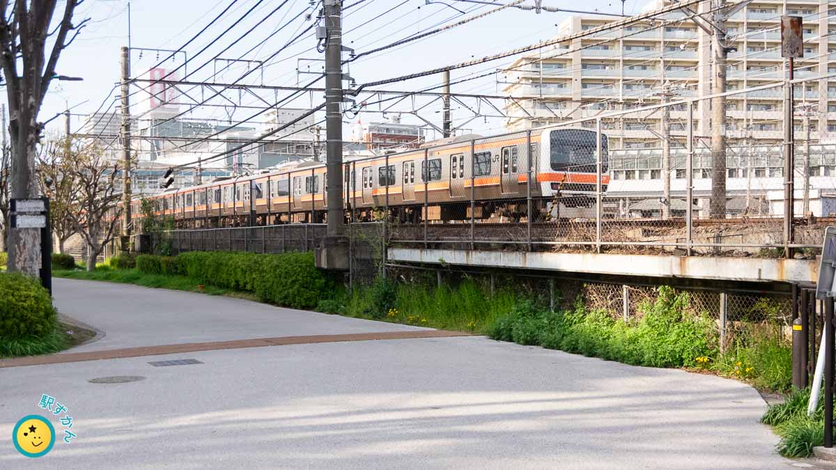府中本町駅停車中の武蔵野線の電車