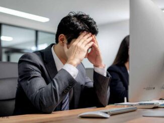 パソコンの前で困っているサラリーマン