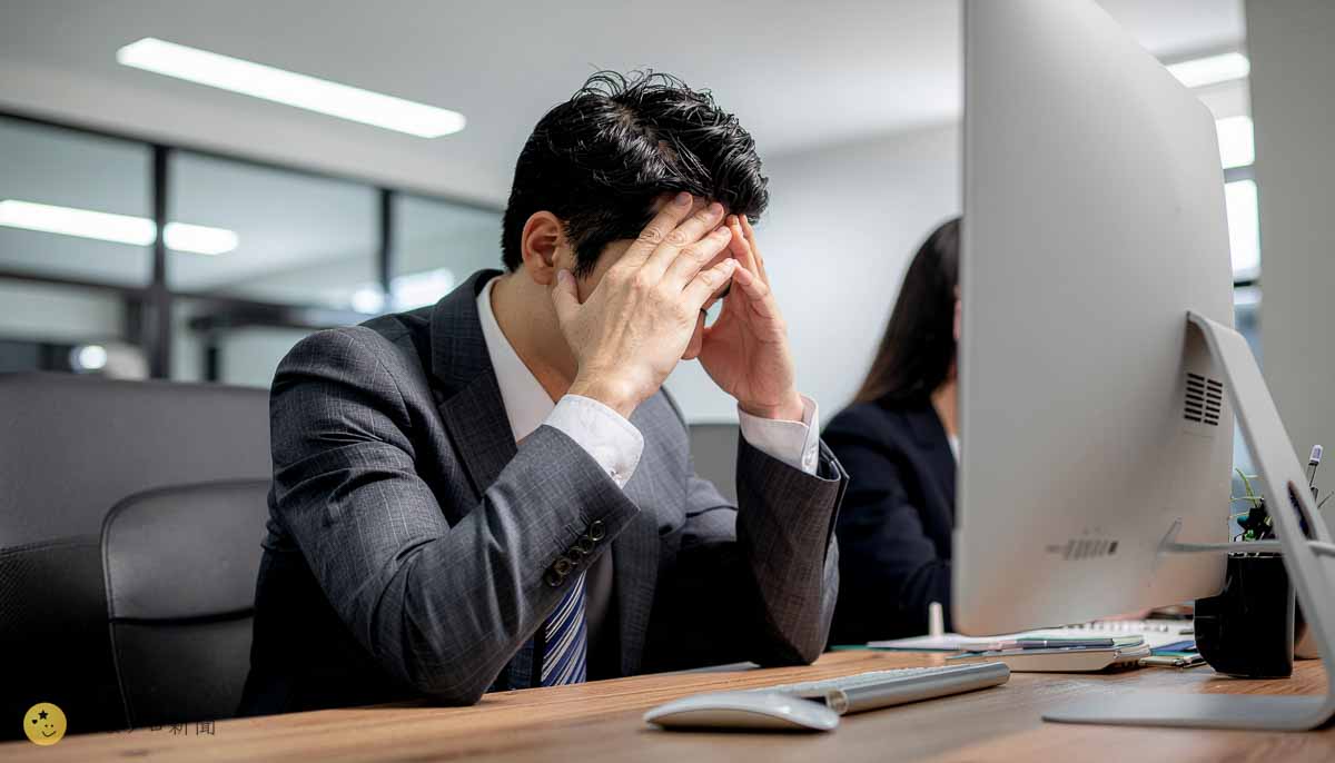 パソコンの前で困っているサラリーマン