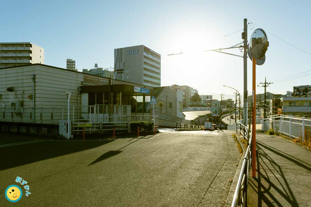 百合ヶ丘駅北口と津久井道