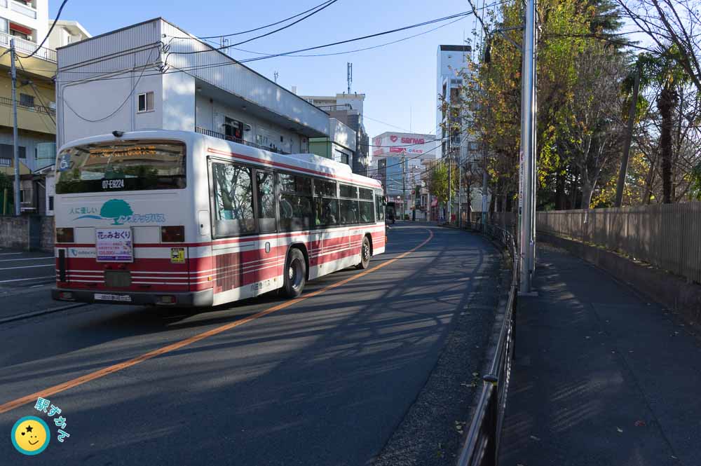 小田急バスとスーパー三和 百合ヶ丘店