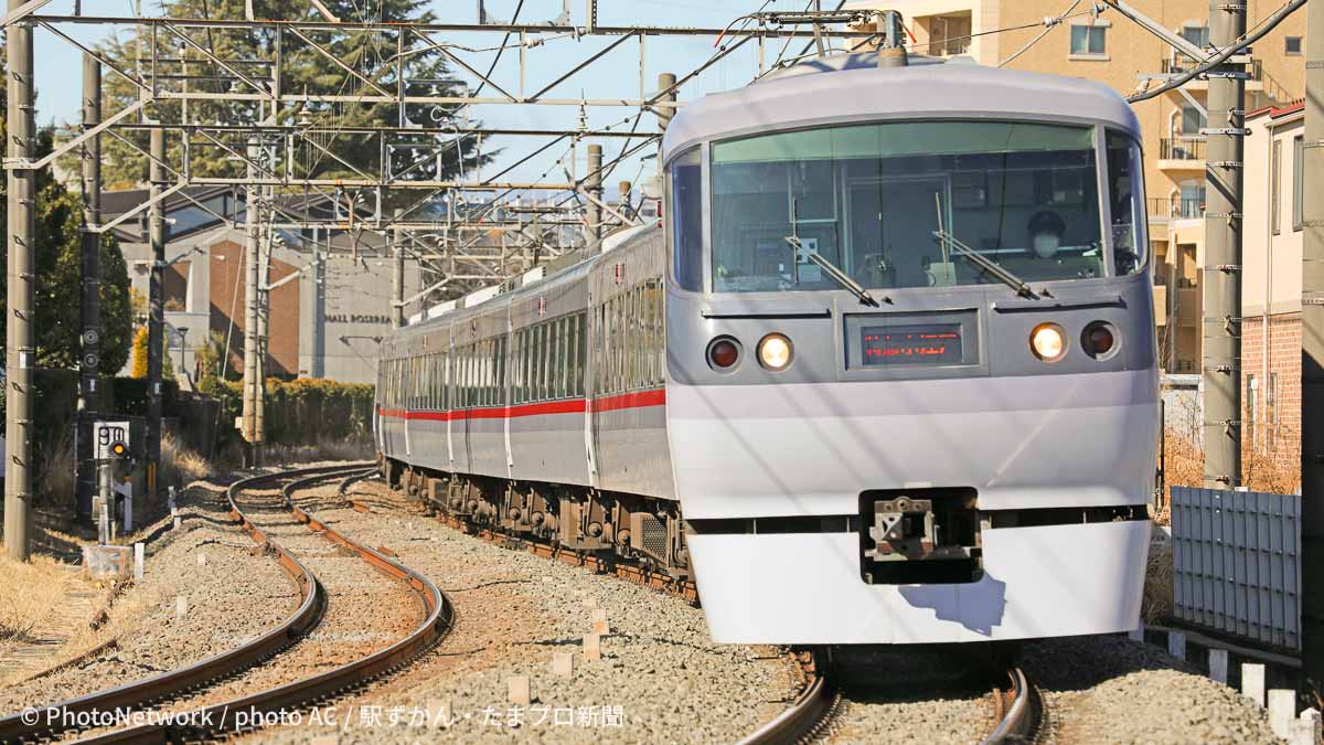 西武新宿線を走行するニューレッドアロー