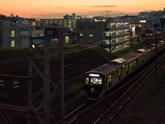 たまプラーザ駅に到着する田園都市線