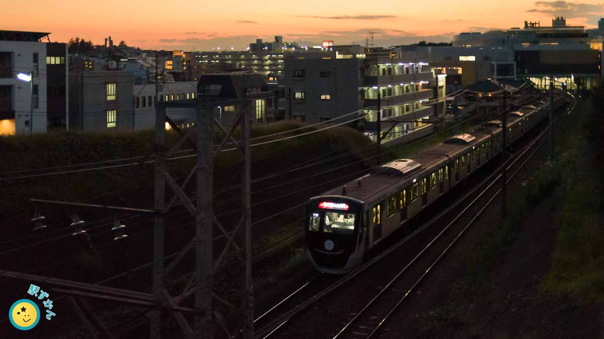 たまプラーザ駅に到着する田園都市線