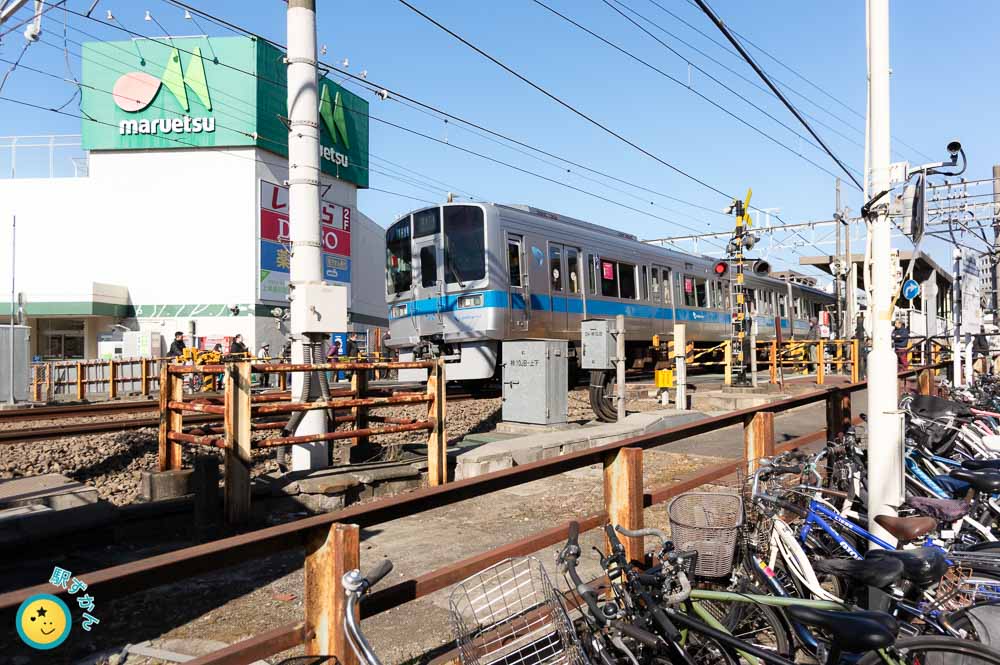 柿生駅発の電車とマルエツ