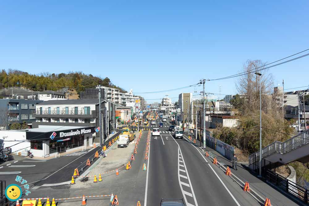 柿生歩道橋から新百合ヶ丘方面の津久井道