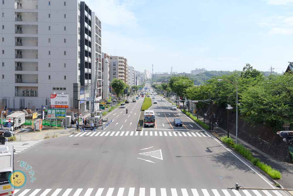 センター南・区役所通りの直線道路を走る東急バス