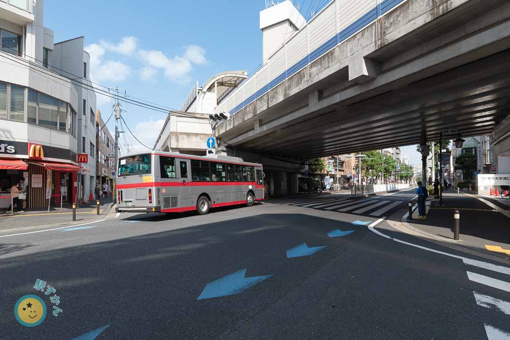 高津駅前を運行する東急バス