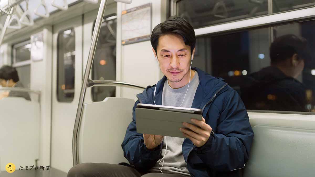 電車内でiPadを見る人