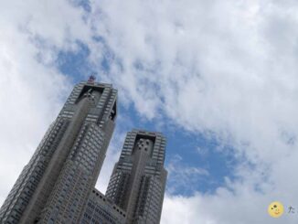 東京都庁と雲の合間の青空