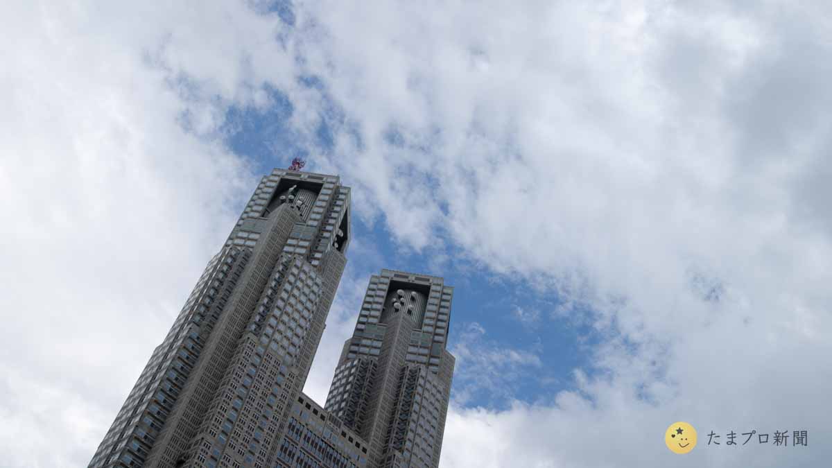 東京都庁と雲の合間の青空