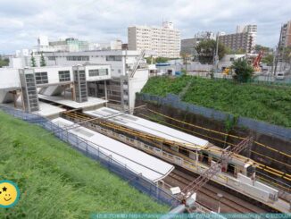 鷺沼駅跨線橋と田園都市線の電車