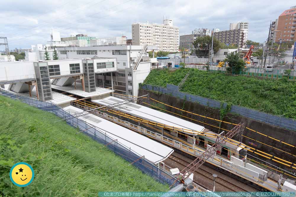鷺沼駅跨線橋と田園都市線の電車