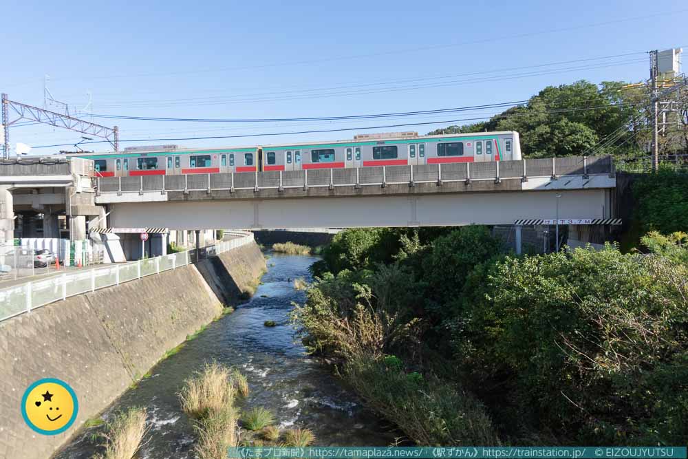 田園都市線の電車と恩田川