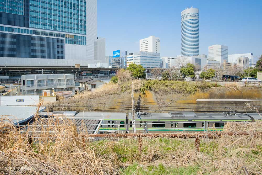 新横浜駅と横浜線の電車