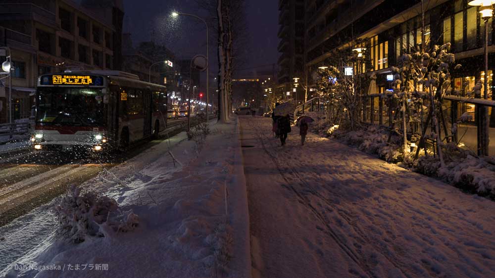 雪景色と商店街と東急バス