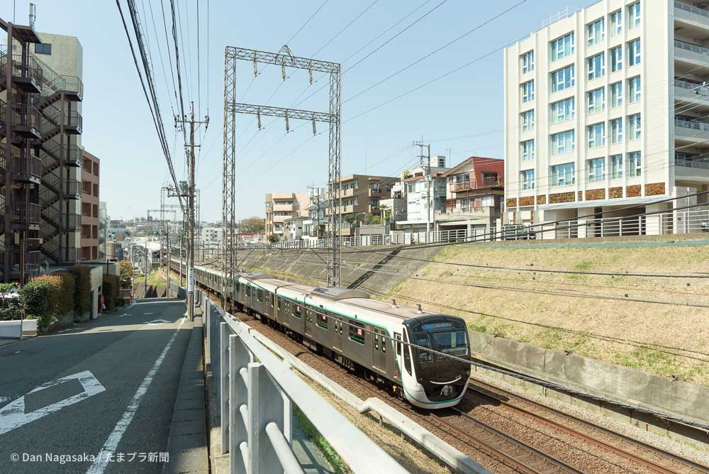 宮前平駅へ入線する電車2020系